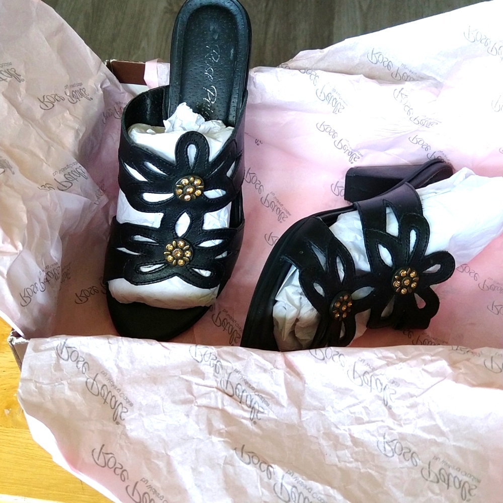 ROSE PETALS BY WALKING CRADLES SURI Black Heeled Slides, Lightly worn in SZ 5